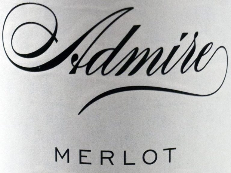 ADMIRE Merlot Vino Varietale Schriftzug "Admire" in geschwungener Schrift, darunter "Merlot".