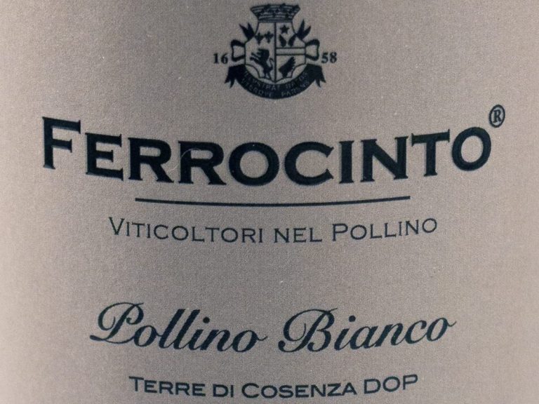 Pollino Bianco Terre di Cosenza DOP Calabria Weißwein-Etikett von Ferrocinto, Pollino Bianco, mit klassischem Logo und Schriftzug.