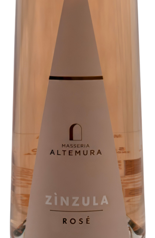 "Zinzula" Rosato Salento IGT Masseria Altemura Zinzula Rosé Salento IGT in transparenter Flasche mit roséfarbenem Wein, hellem Dreiecksetikett und Glaskorken.