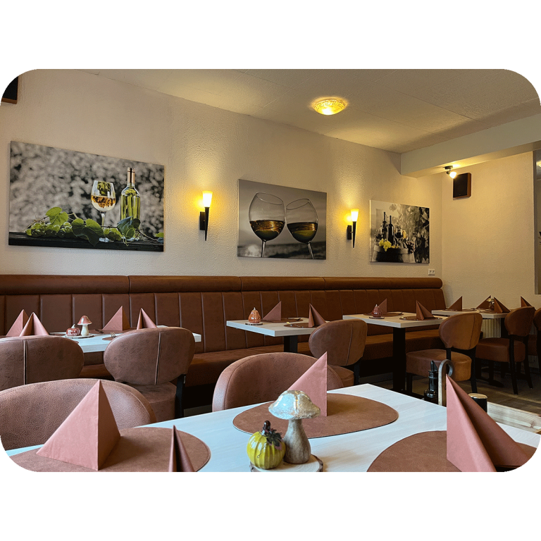 Innenansicht Restaurant Apollo. Links vom Eingang. Gemütliches Restaurant mit braunen Sitzgelegenheiten und festlich gedeckten Tischen. Ristorante Apollo in Blomberg.